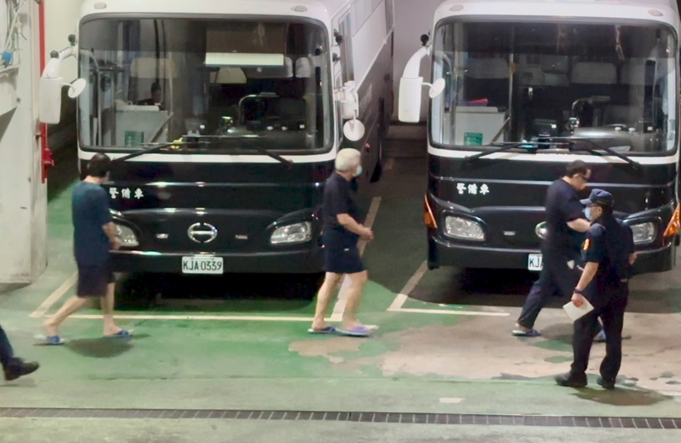 台北地院審理綠營共諜案，一審宣判，黃取榮（中）10年併罰100萬；何仁傑（左）8年2月。（本刊資料照）