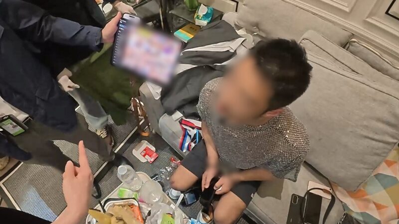 根據警方調查，這群中國男子平時以經營OnlyFans頻道為生，靠著販售性愛影片每月大賺上百萬泰銖。（翻攝畫面）