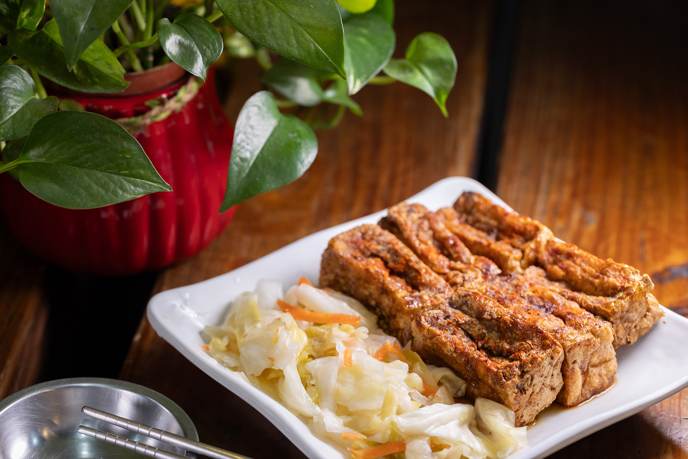 老店家的「炭烤臭豆腐」先炸後烤,能嘗到臭豆腐炸過的酥脆口感與木炭烤過的炭香。(80元/大份)