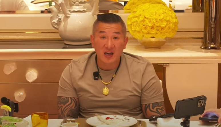 館長赴中直播「估損失達數百萬」。（翻攝自YT）