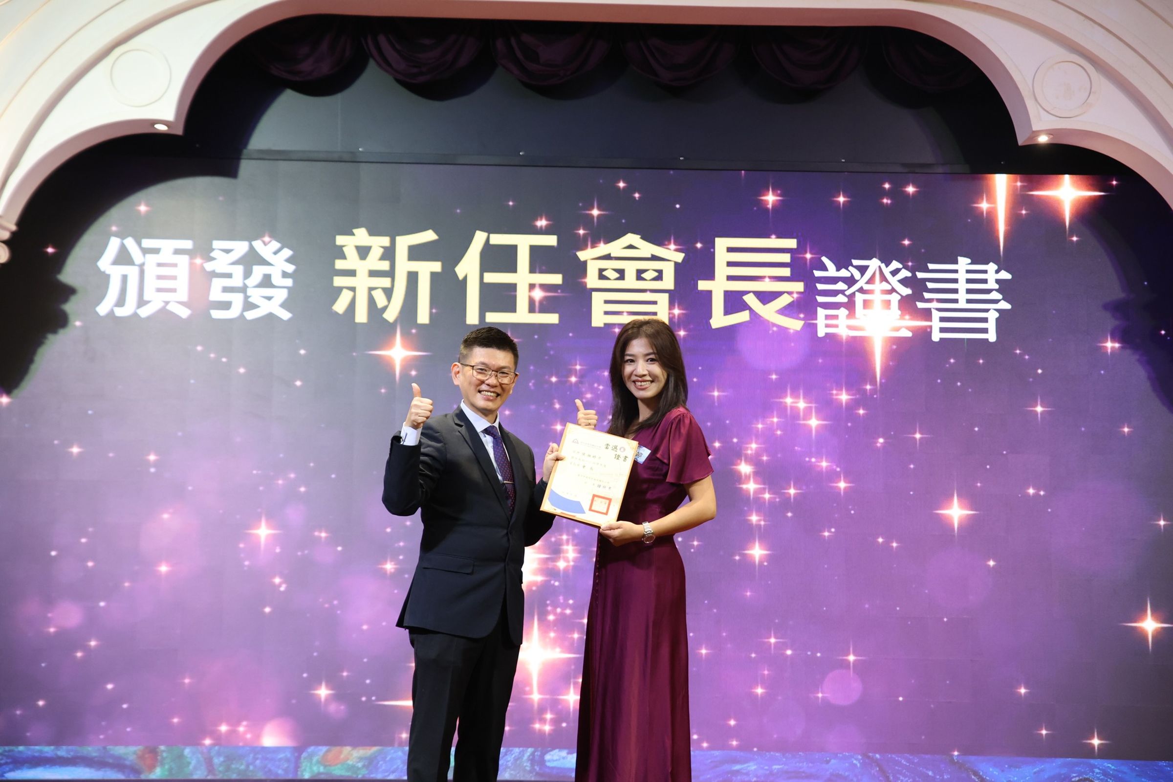 侯湘婷擔任中部某國小新任家長會長，從照片中可見她外貌凍齡、整體狀態極佳。（翻攝臉書）