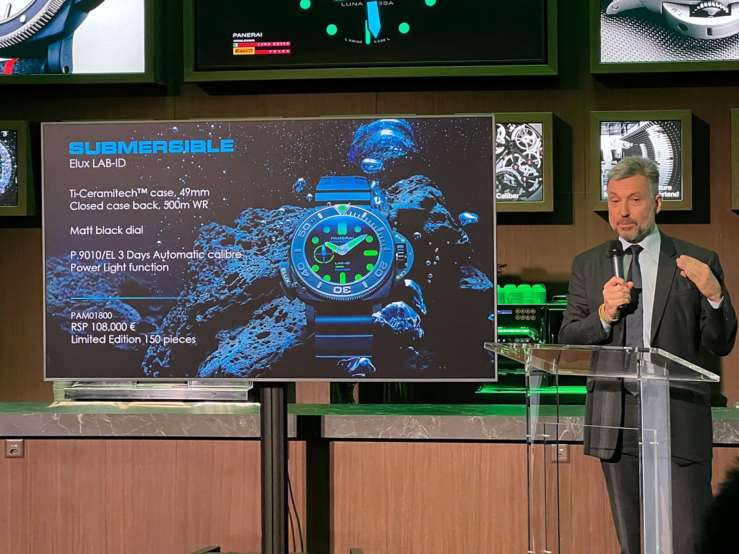 沛納海執行長在錶展現場介紹講解這款具備跨世代意義的Submersible Elux LAB-ID夜光錶款。