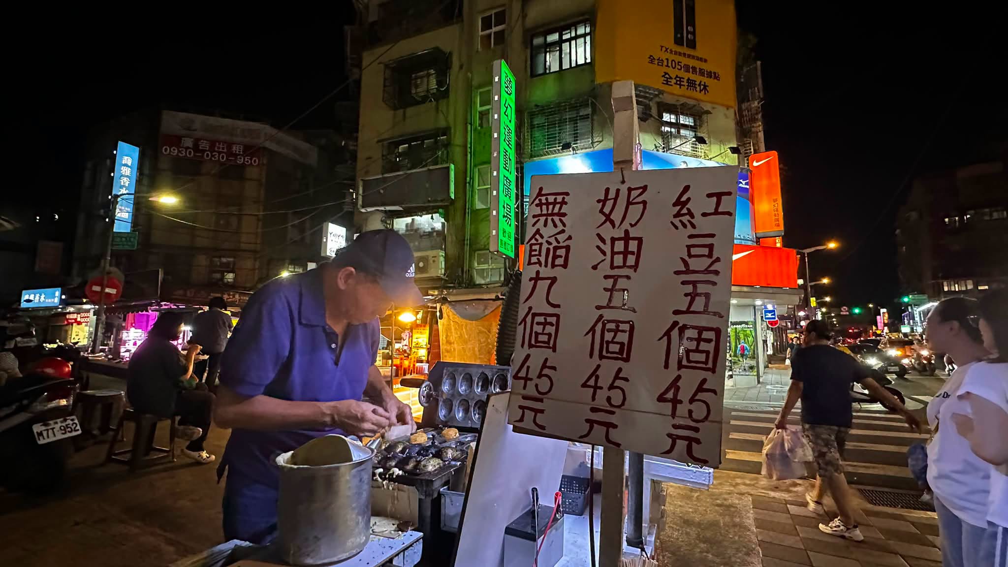 作家黃大米近日在臉書發文,號召網友路過公館時,看一家雞蛋蛋糕攤位時,可以過去捧場一下給他們一點點鼓勵,原來老闆娘的1舉動,背後藏洋蔥。(翻攝自黃大米臉書)