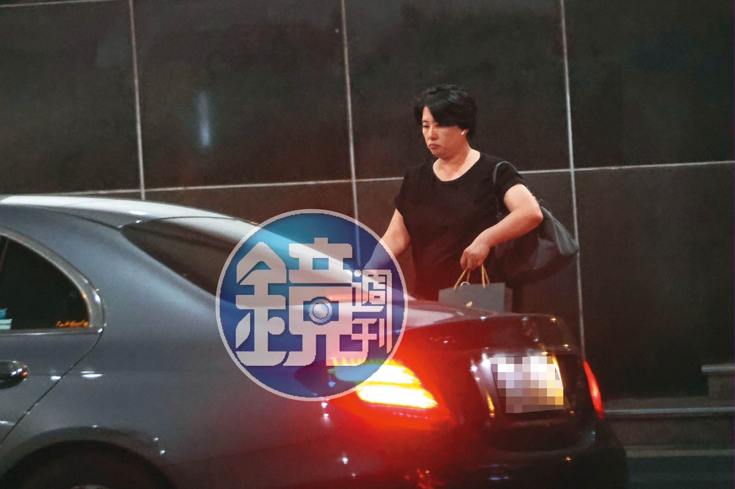 6月21日23:20,同輛賓士接完女兒又接老婆,江坤俊私下其實跟表面一樣相當重視家人。