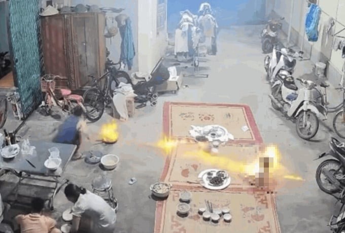 烤魷魚變「射大炮」，女童瞬間烈火焚身！驚悚影片曝光。（翻自YouTube畫面）