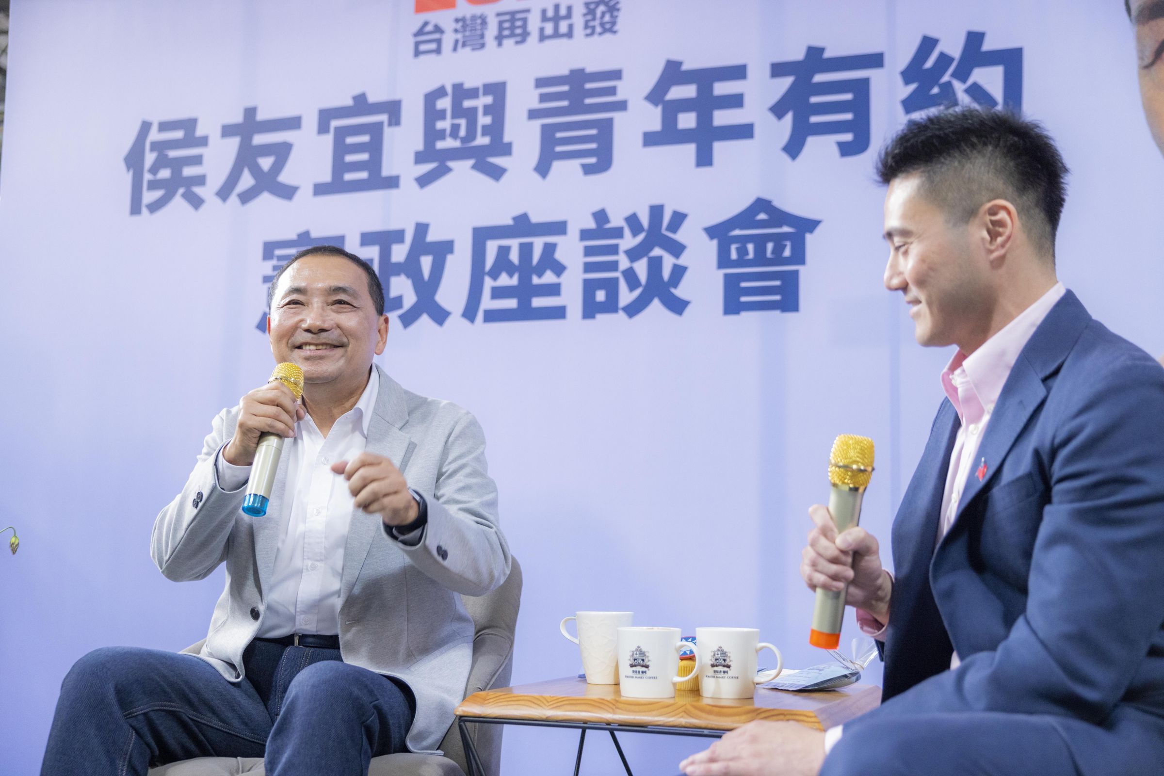 侯友宜今天和青年進行憲政座談。（侯競辦提供）