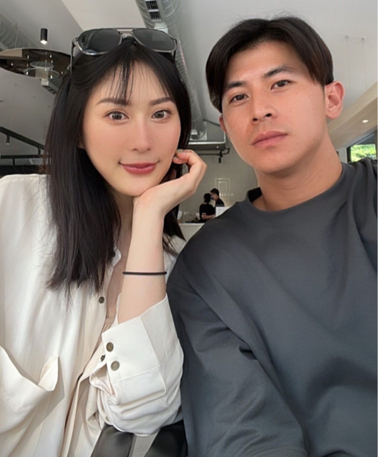 統一獅隊長陳傑憲與妻子綺綺是球壇高顏值夫妻檔，綺綺曾擔任義大犀牛、中信兄弟啦啦隊員。（翻攝自陳傑縣Instagram）