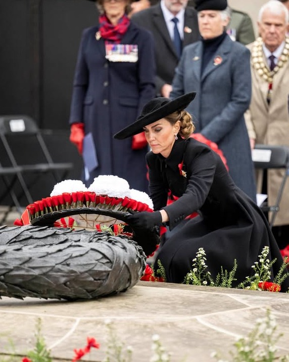 凱特放上花環，向戰亡將士致敬。（翻攝royalbritishlegion IG）