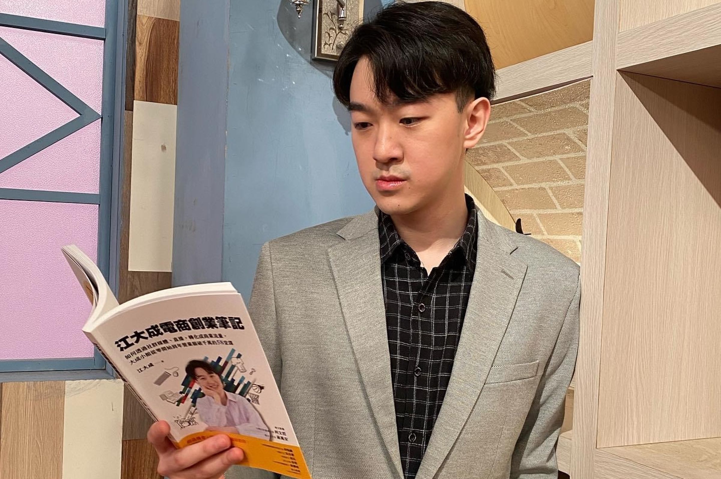 胡瓜為江大成新書掛名推薦,但連一本書都沒收到。(翻攝自江大成臉書)