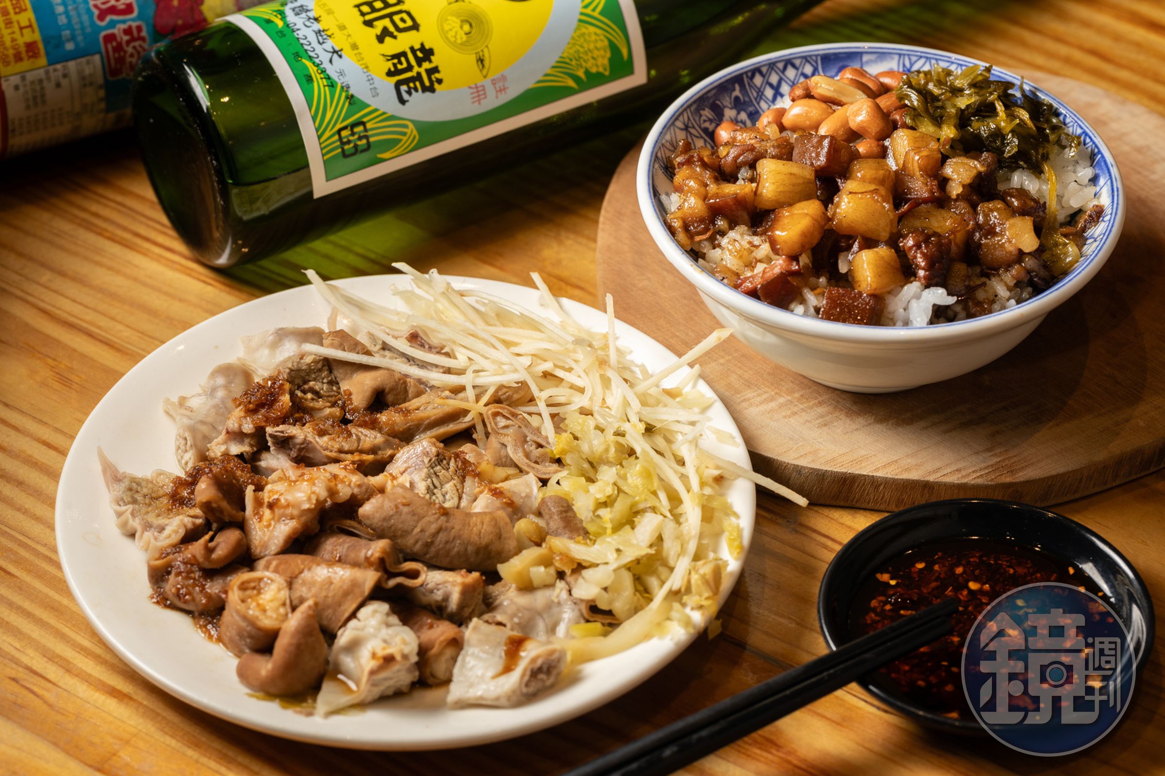 和大骨湯同煮的肉類小菜,可以組成「綜合拼盤」(前,70元/份);「滷肉飯」(後,40元/碗)的滷肉僅放了醬油、冰糖和甘草滷製,六比四的肥瘦比例,讓這碗滷肉飯美味好吃。