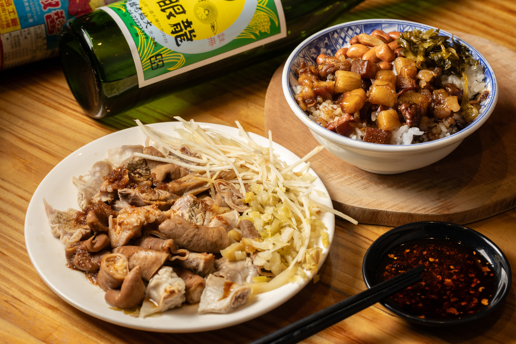 和大骨湯同煮的肉類小菜，可以組成「綜合拼盤」（前，70元／份）；「滷肉飯」（後，40元／碗）的滷肉僅放了醬油、冰糖和甘草滷製，六比四的肥瘦比例，讓這碗滷肉飯美味好吃。