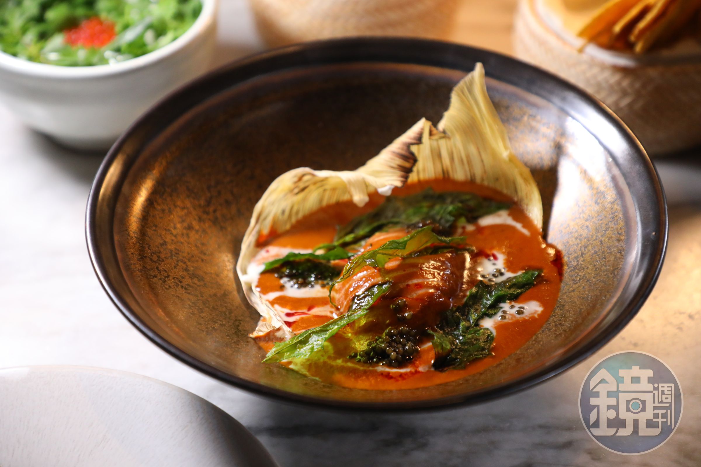 以Salsa Roja紅醬、法國奧賽嘉魚子醬、新鮮起司、臭草製作的「Uchepo Corn Tamal」。(800泰銖/份,約NT$707)