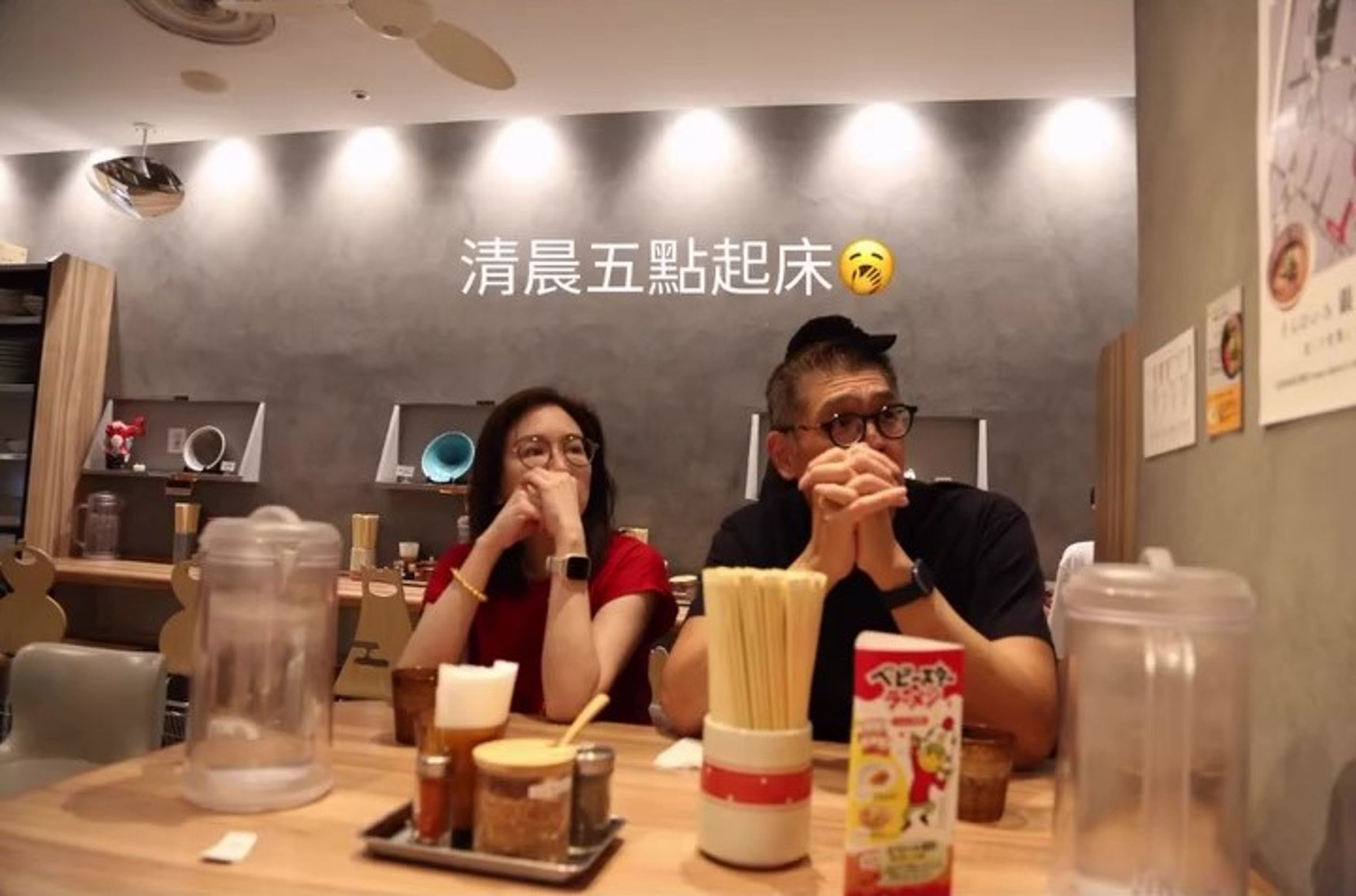 蔡依珊曬出與連勝文清晨5點起床的模樣，夫妻倆坐在餐廳裡，看起來仍有些睡眼惺忪。（翻攝pattytsai13 IG）