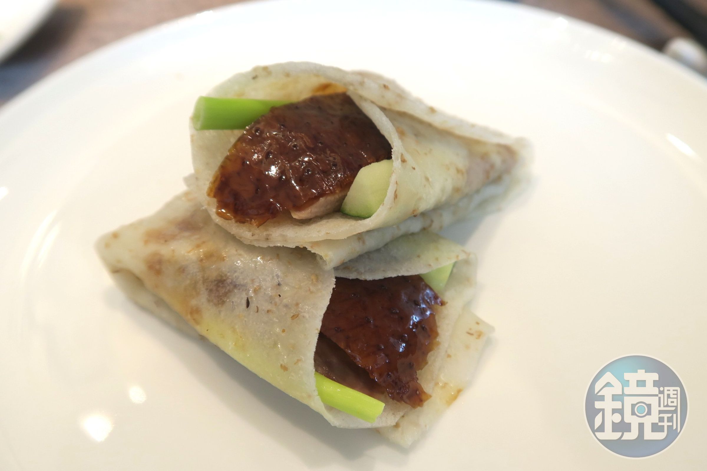 軟糯熱燙的餅皮包入甜麵醬、蔥絲與帶皮鴨肉，融合成一口完整的美味。