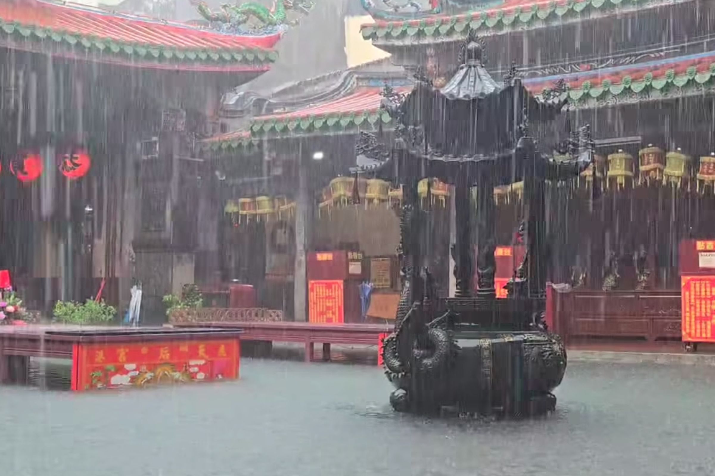 鹿港天后宮也遭遇水災，今宣布將捐出2,000萬元給衛福部賑災基金會，協助災區重建。（翻攝畫面）