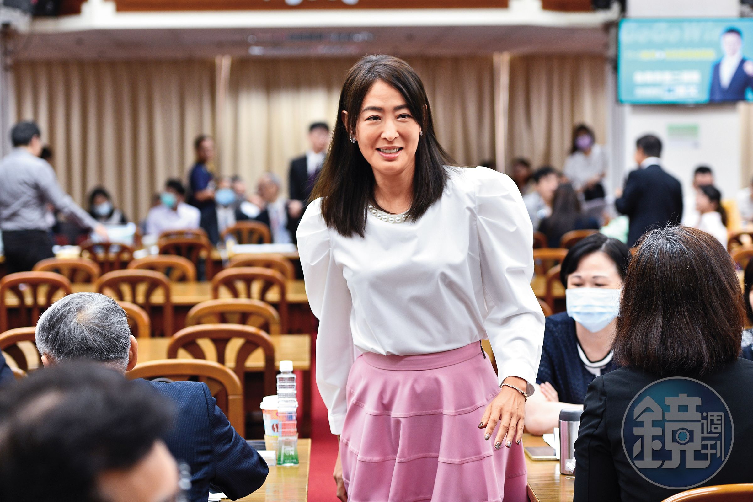 一個月前,賈永婕以新任101董事長的身分到立法院財委會備詢,當時「人氣」頗旺。