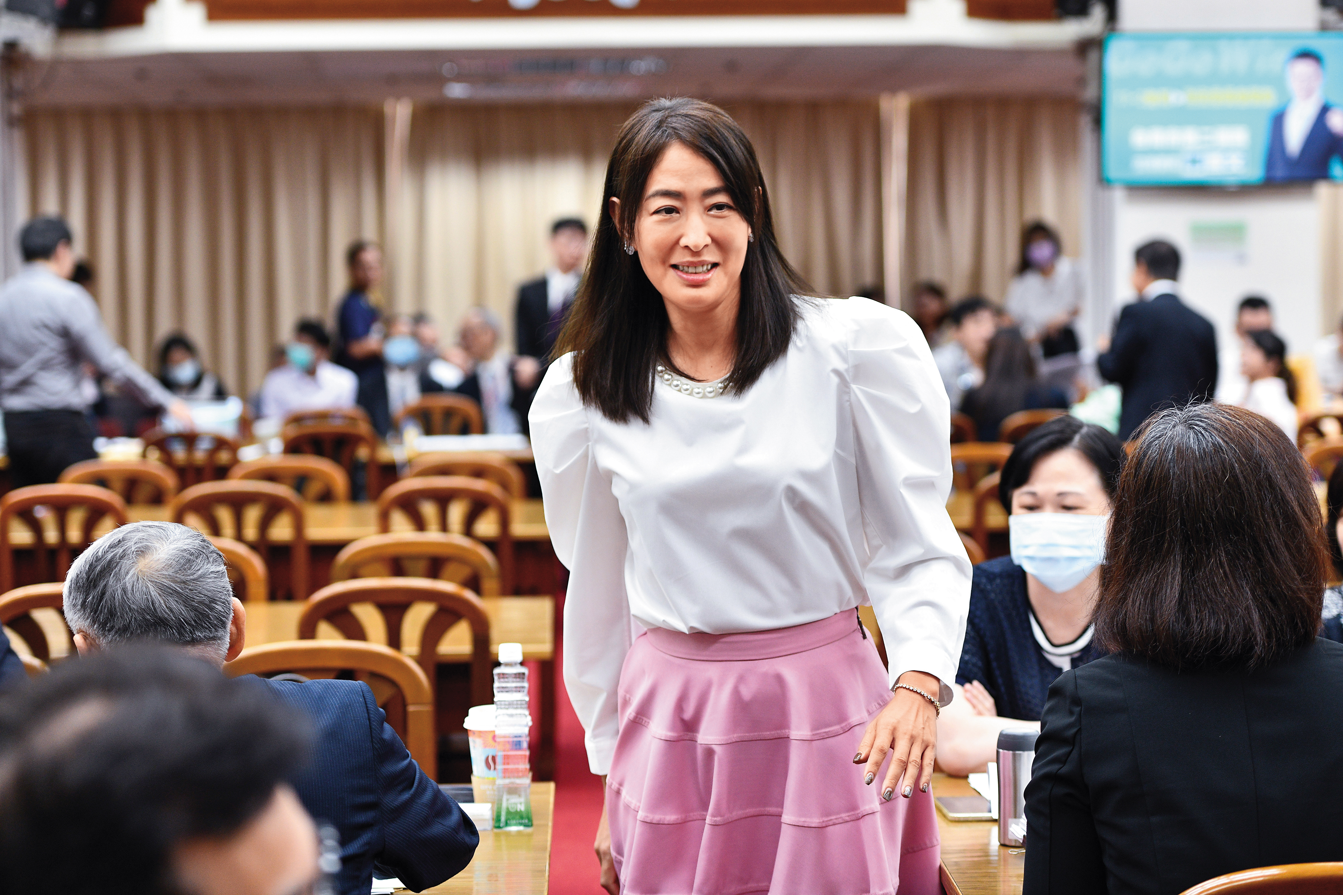 一個月前，賈永婕以新任101董事長的身分到立法院財委會備詢，當時「人氣」頗旺。