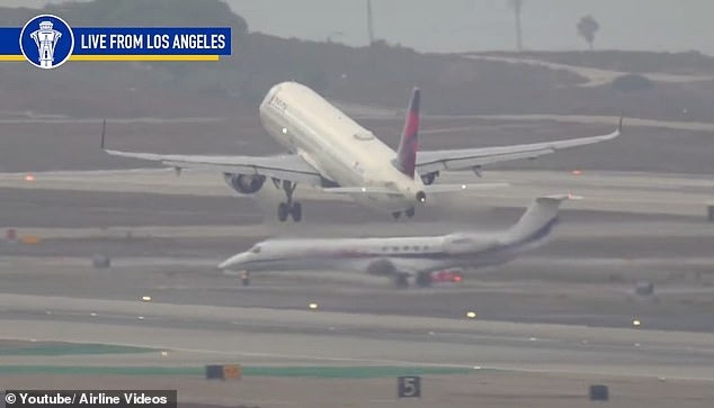 驚悚影片曝光!達美航空起飛險撞私人包機,塔台狂喊「停停停」。(翻自《每日郵報》)