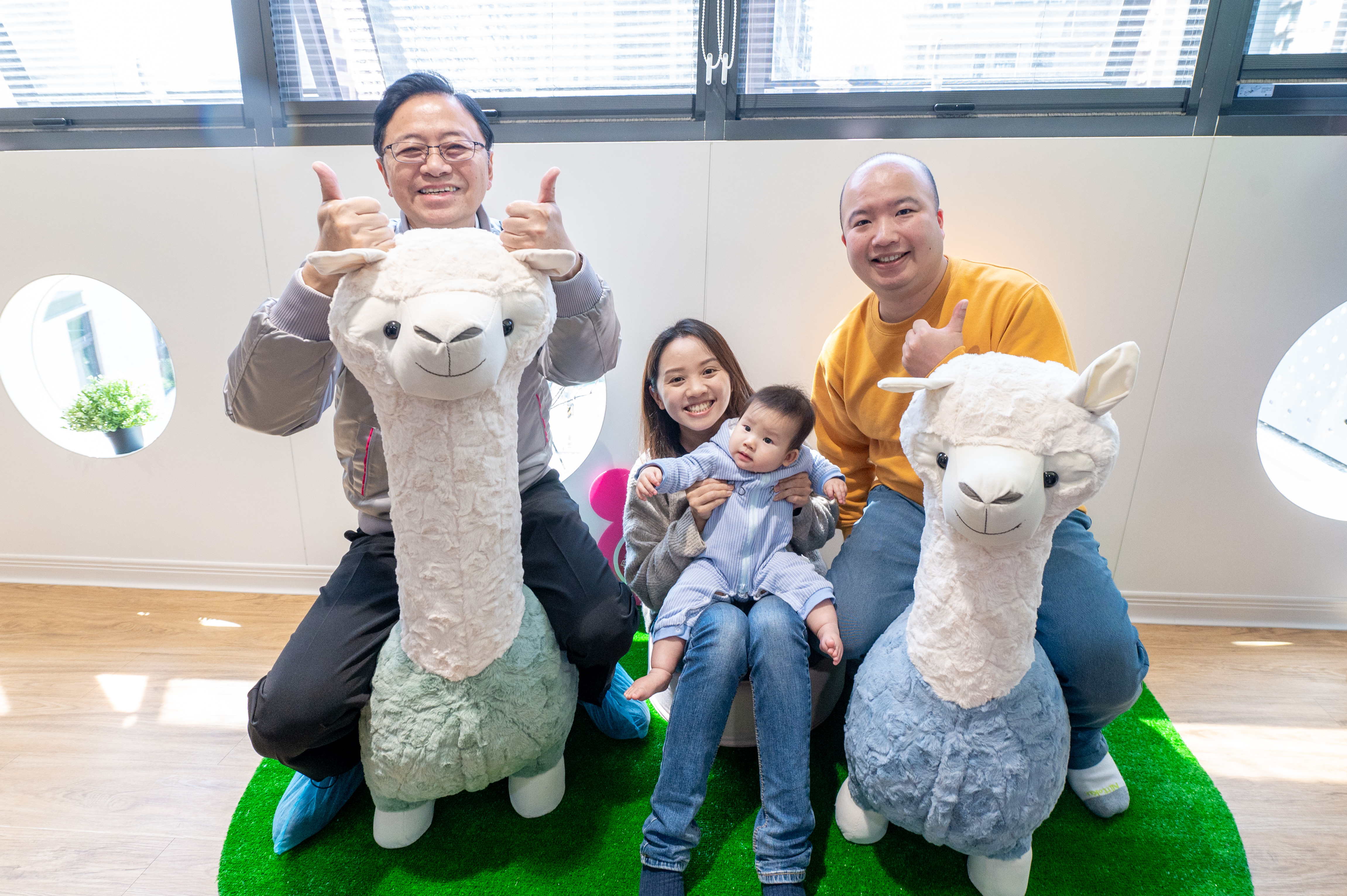 桃園市政府針對婦幼照顧福利再升級,桃園市長張善政期盼桃園成為安心生養的幸福城市。(圖/桃園市政府提供)