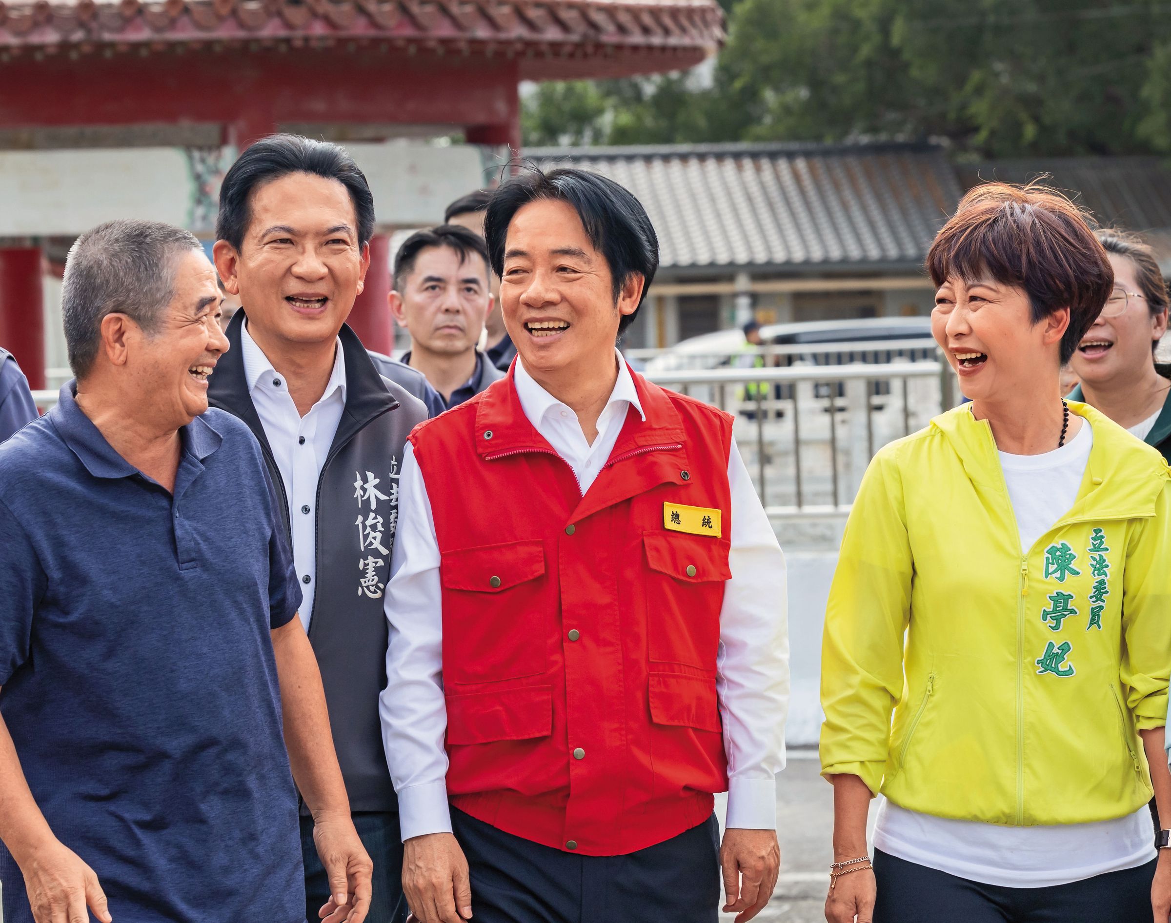 總統賴清德(右2)至台南跑行程時,林俊憲(左2)、陳亭妃(右1)雙雙出席,展現團結形象。(翻攝總統府flickr)