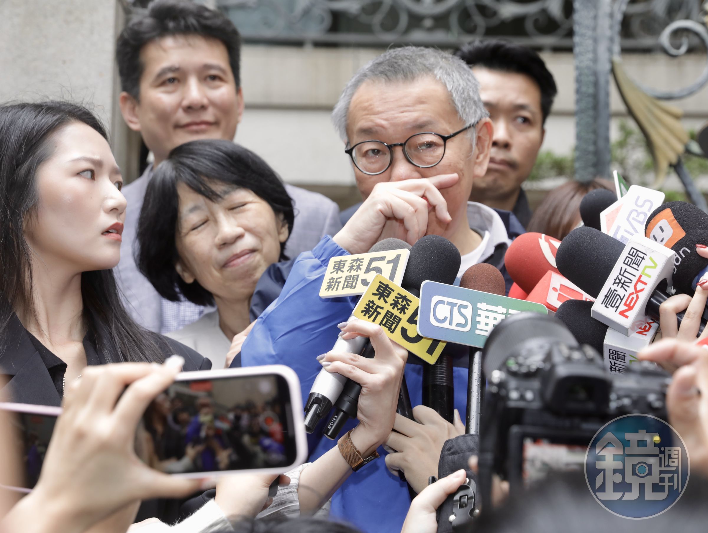 柯P受訪哽咽狂清喉嚨,陳佩琪黏TT變小貓撒嬌「抱緊處理」。