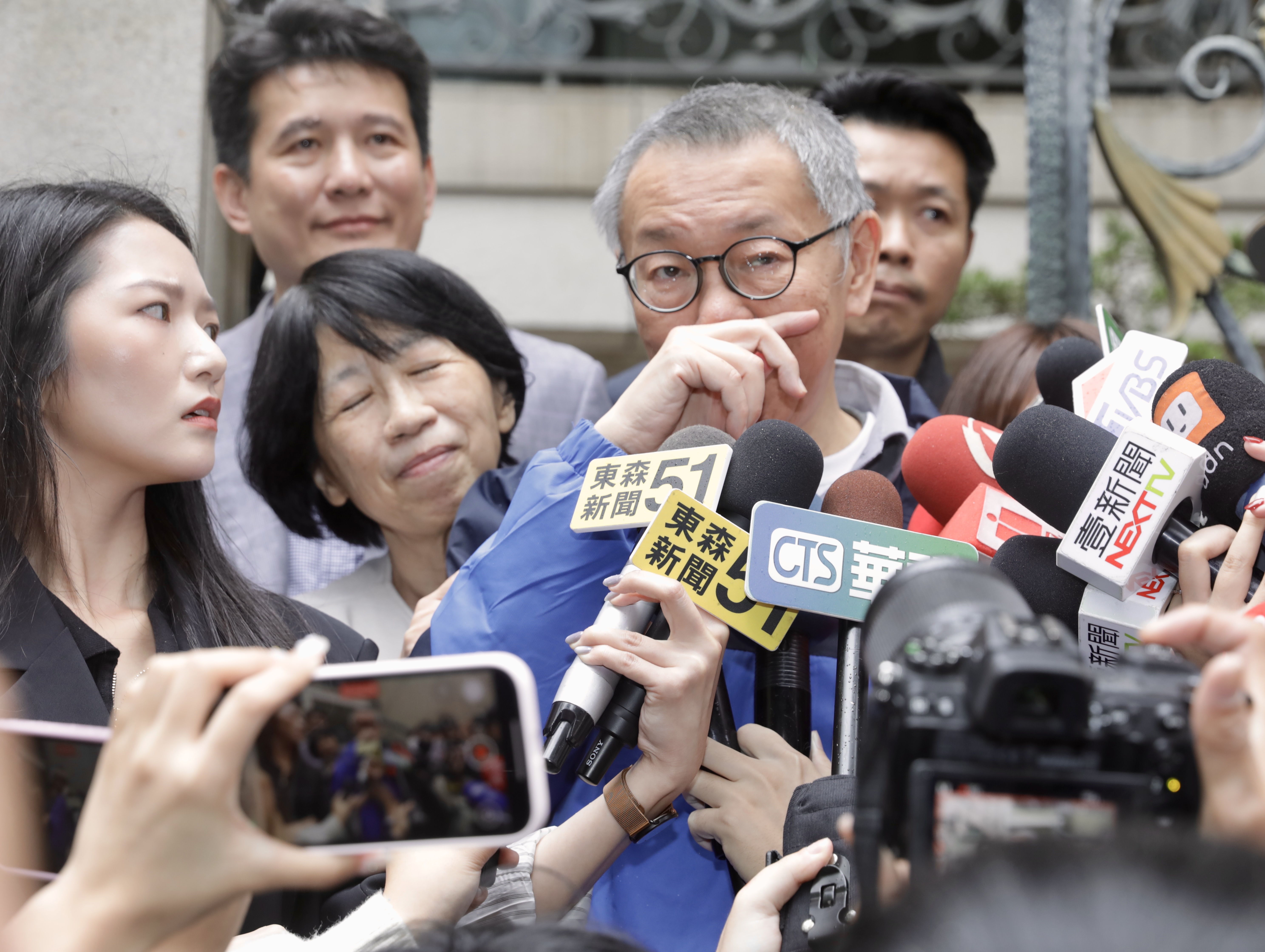 柯P受訪哽咽狂清喉嚨，陳佩琪黏TT變小貓撒嬌「抱緊處理」。