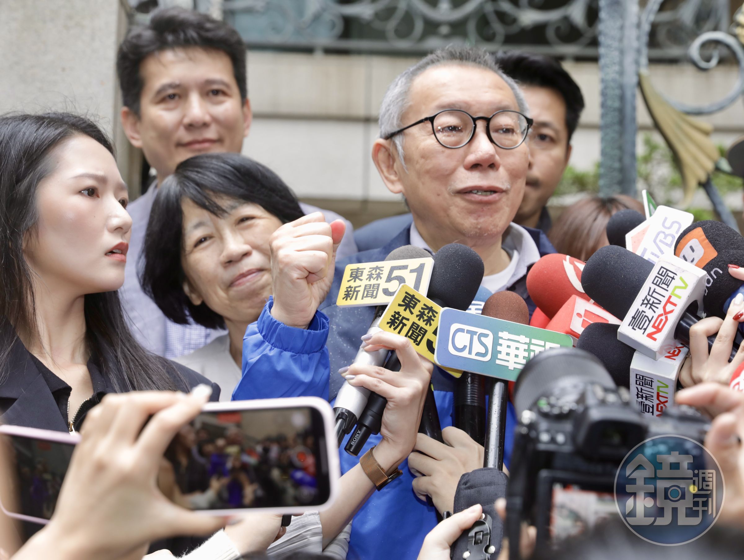 柯文哲今交保返家,妻子陳佩琪緊跟在旁。