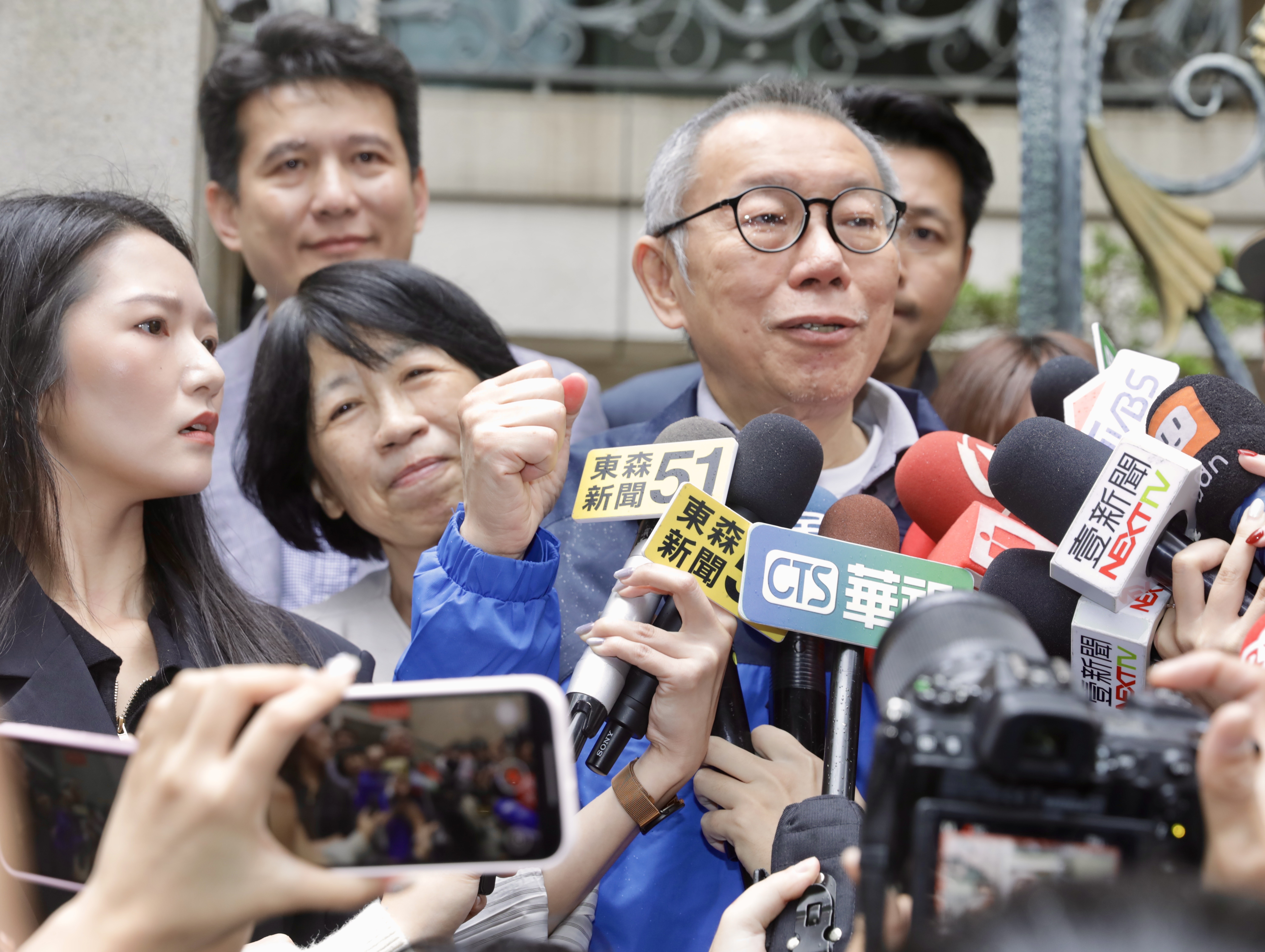 柯文哲今交保返家，妻子陳佩琪緊跟在旁。