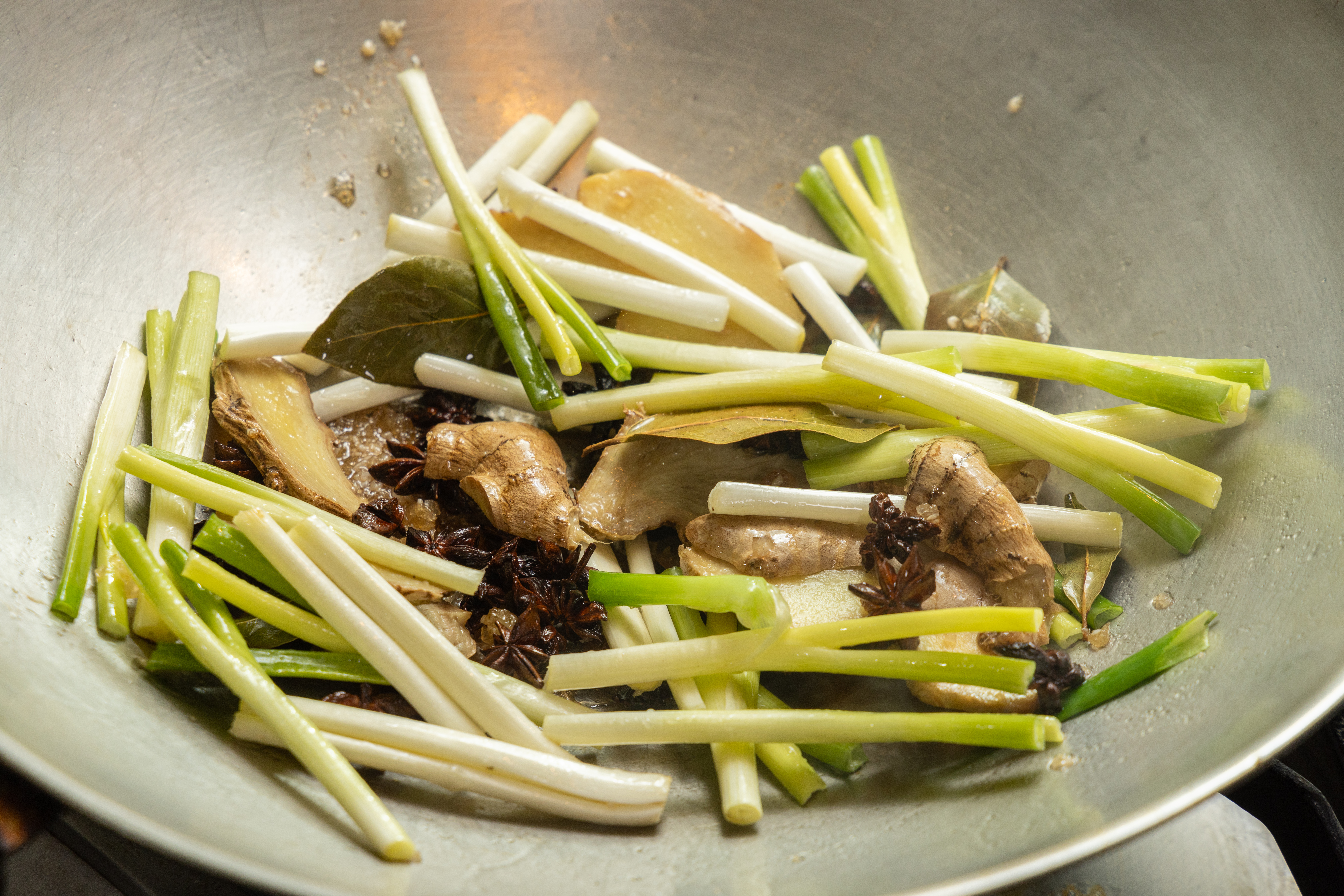 炒香蔥、薑、香葉（桂葉）、八角、冰糖。