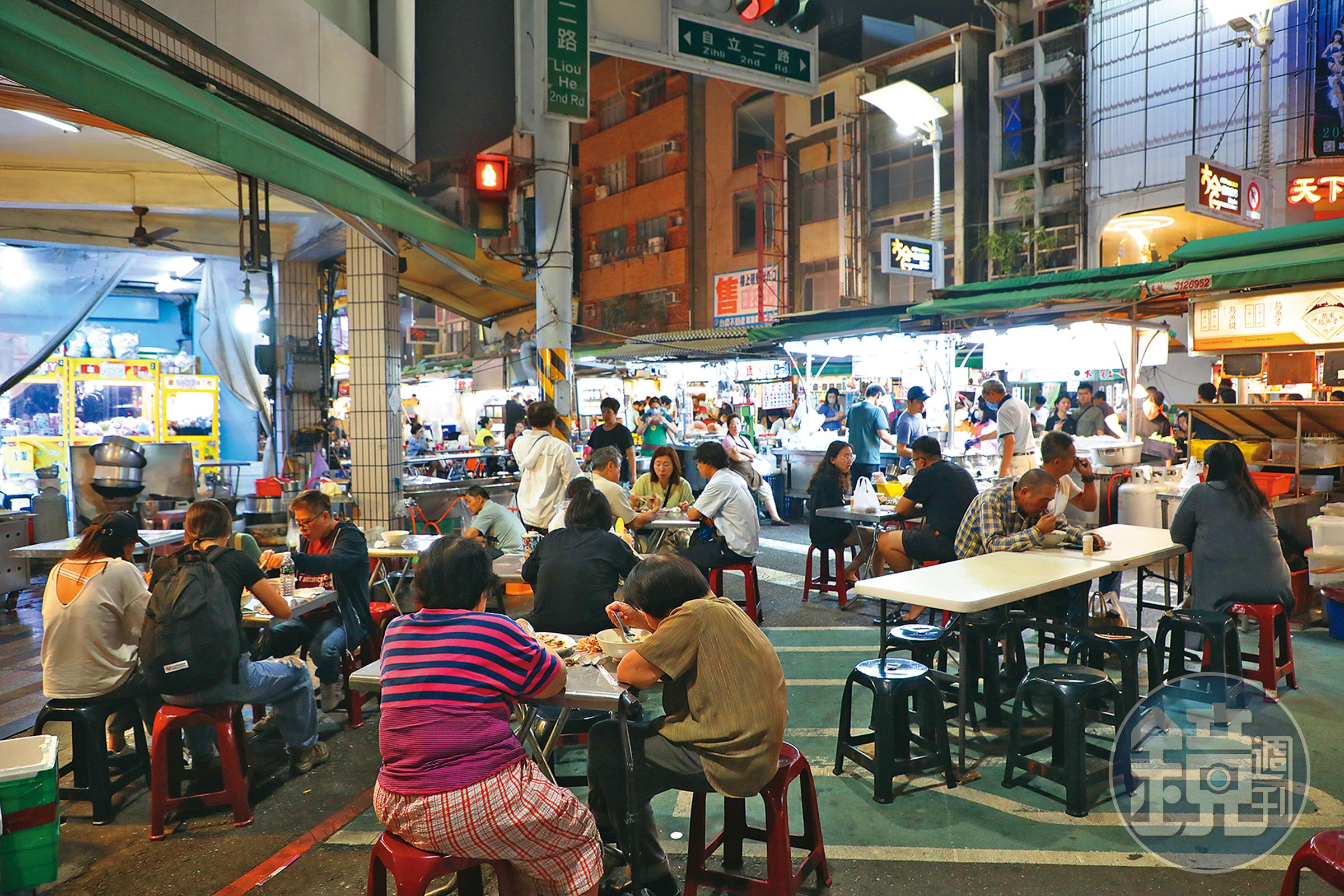 非常超值、非常好吃的莊記海產粥,用餐區永遠人潮滿滿。