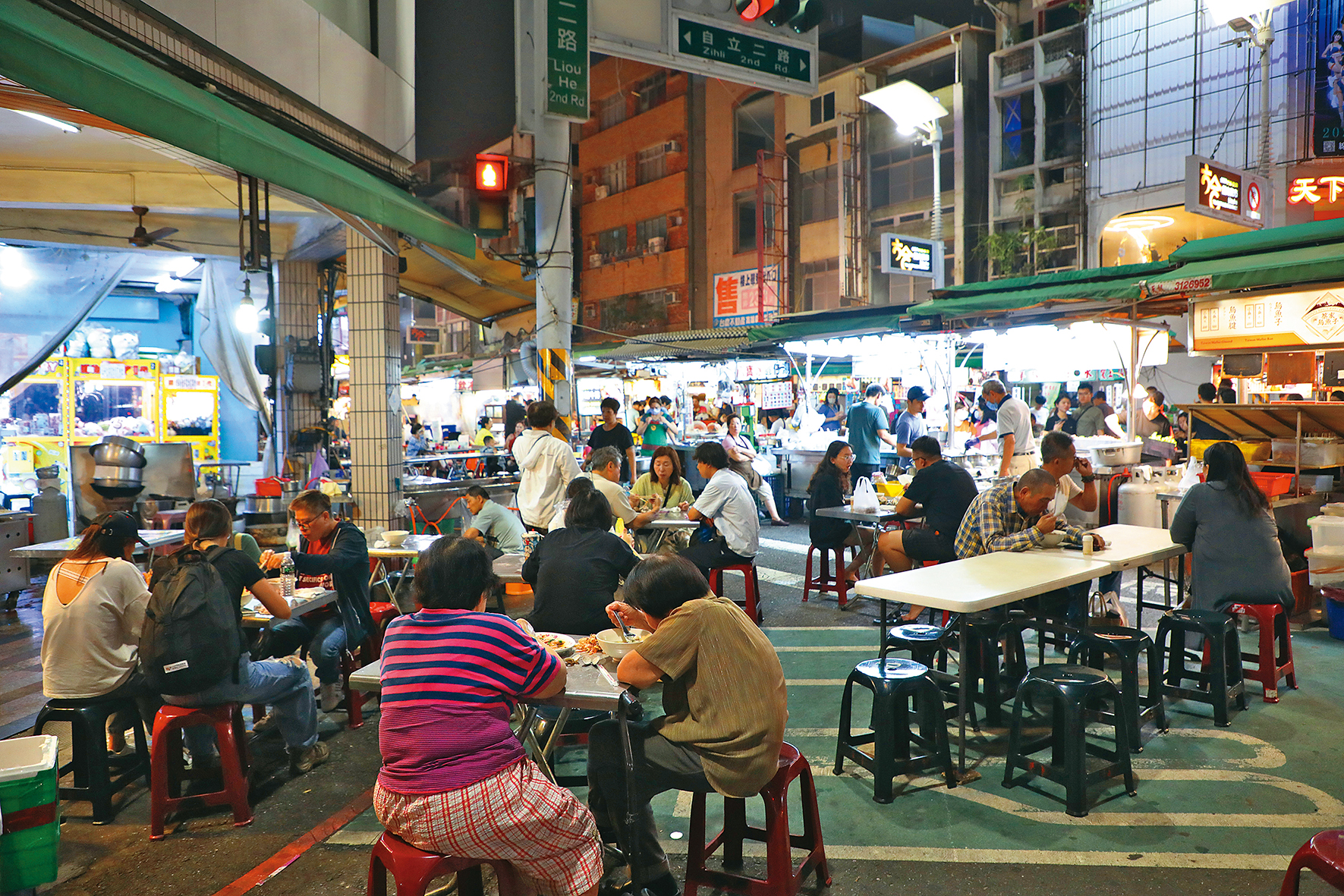 非常超值、非常好吃的莊記海產粥,用餐區永遠人潮滿滿。