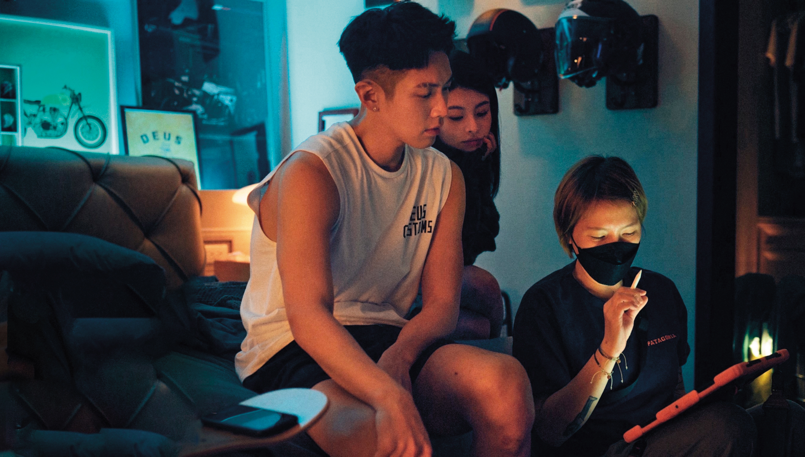 黃婕妤(右起)仔細與詹子萱、柯震東溝通演出情緒。(Netflix提供)