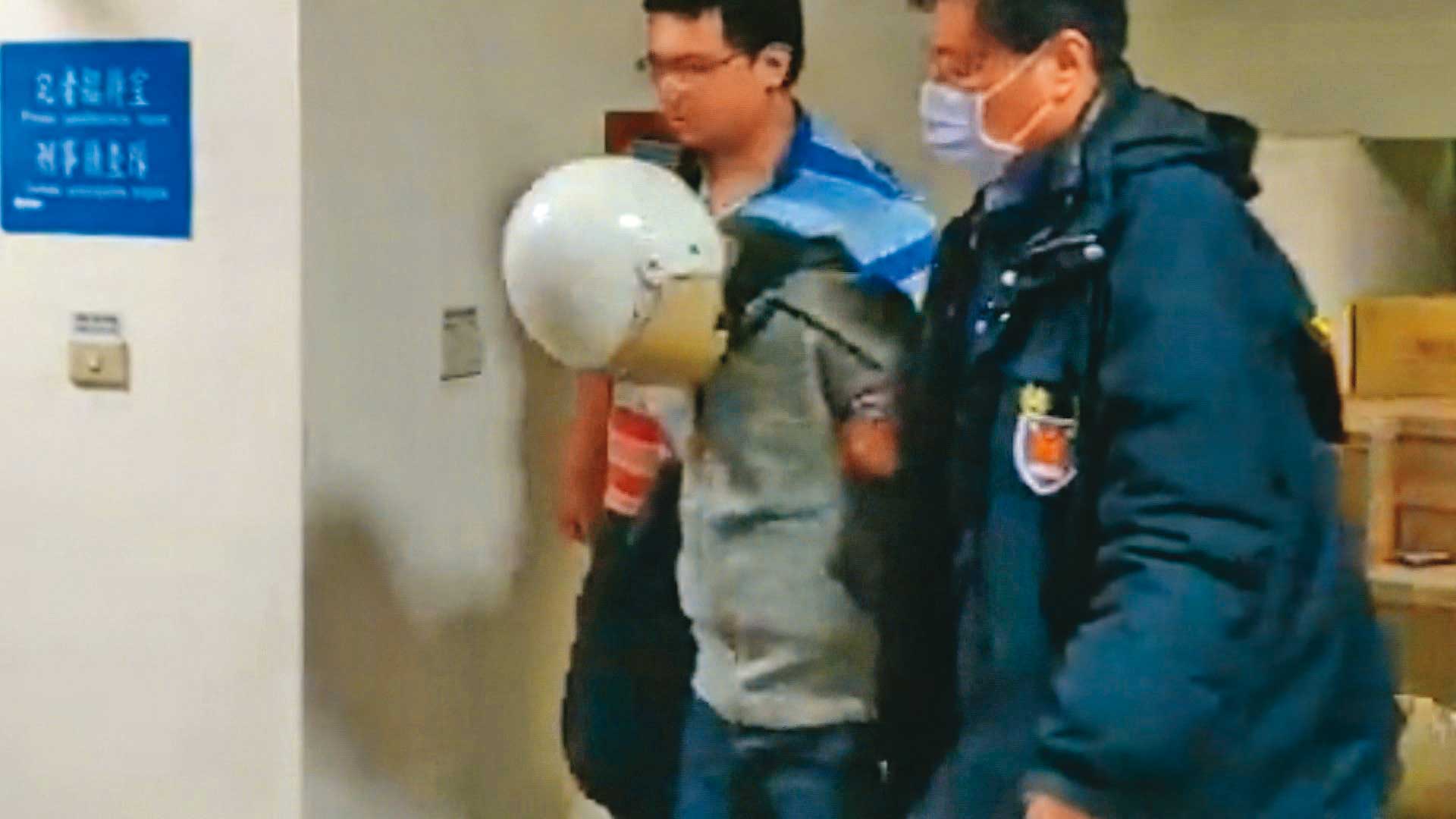 洪男（中）一審因證據不足被判無罪，上訴二審後逆轉，被視為殺人共同正犯。（東森新聞提供）