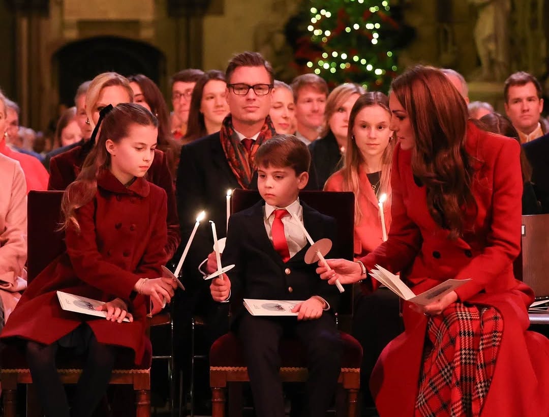 凱特王妃（右起）、路易王子、夏綠蒂公主出席耶誕歌頌音樂會。（翻攝princeandprincessofwales IG）