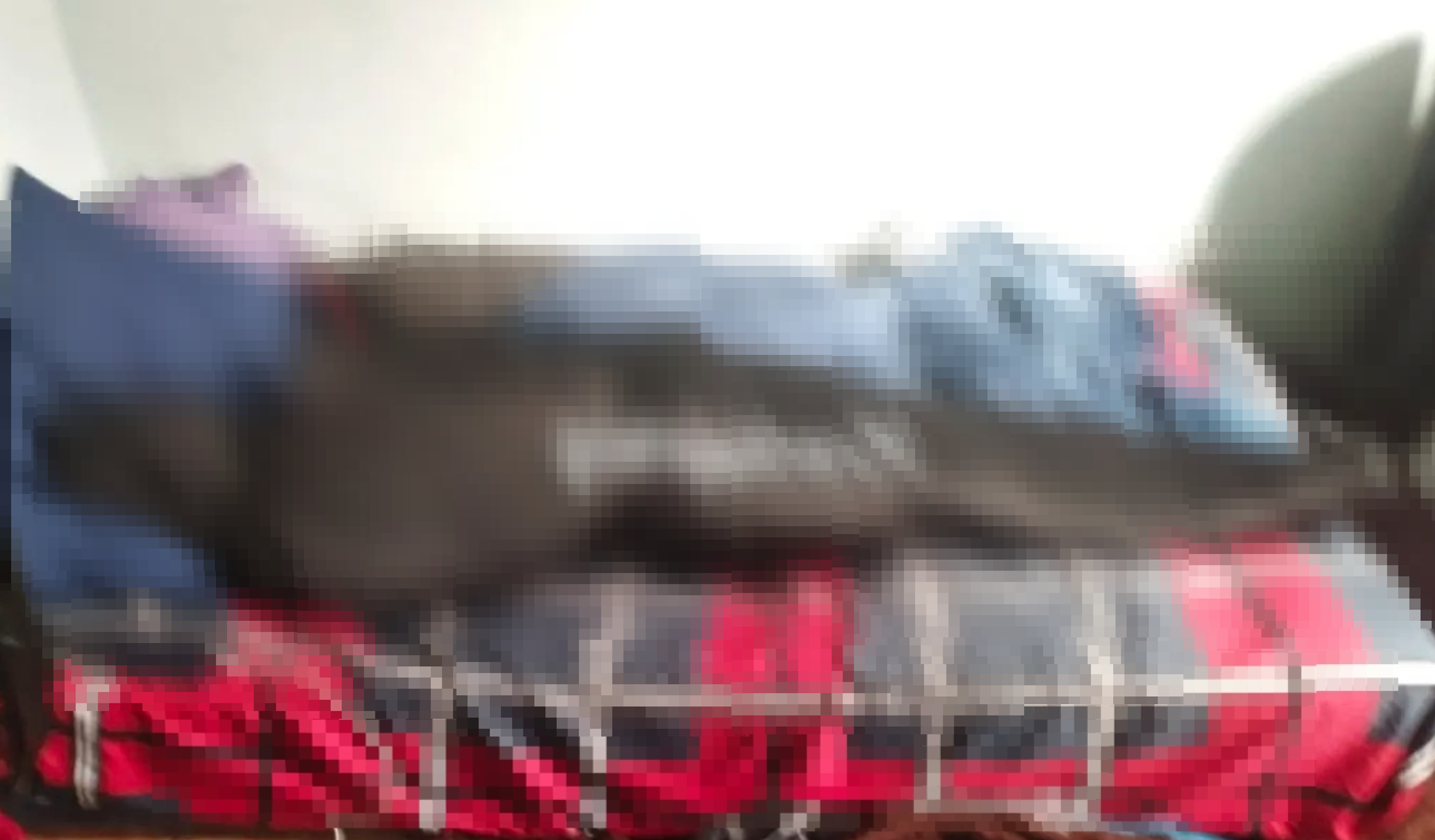 印尼雅加達西部一間出租公寓驚傳命案，死者遭人發現時被包裹於黑色睡袋內並陳屍床上。（翻攝自X）