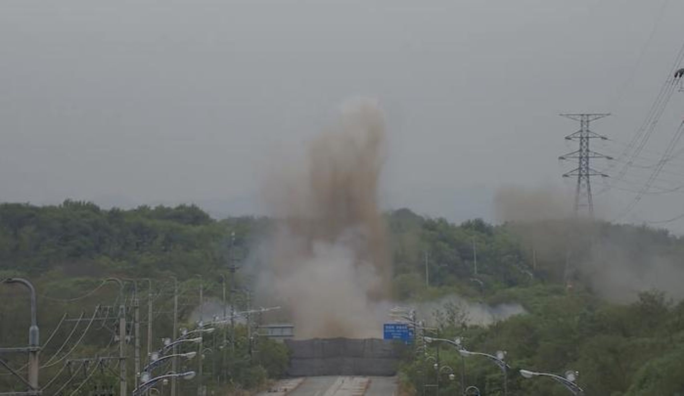 北韓宣稱將切斷南韓間的陸路交通,結果15日就在兩韓軍事分界線附近炸毀京義線、東海線鐵路的部分區段。(翻攝自南韓國防部官網)
