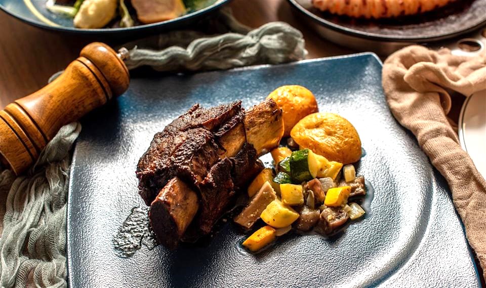 為了歡慶國際牛肋排日，波麗路即日起推出台塑牛小排限時優惠。（波麗路提供）