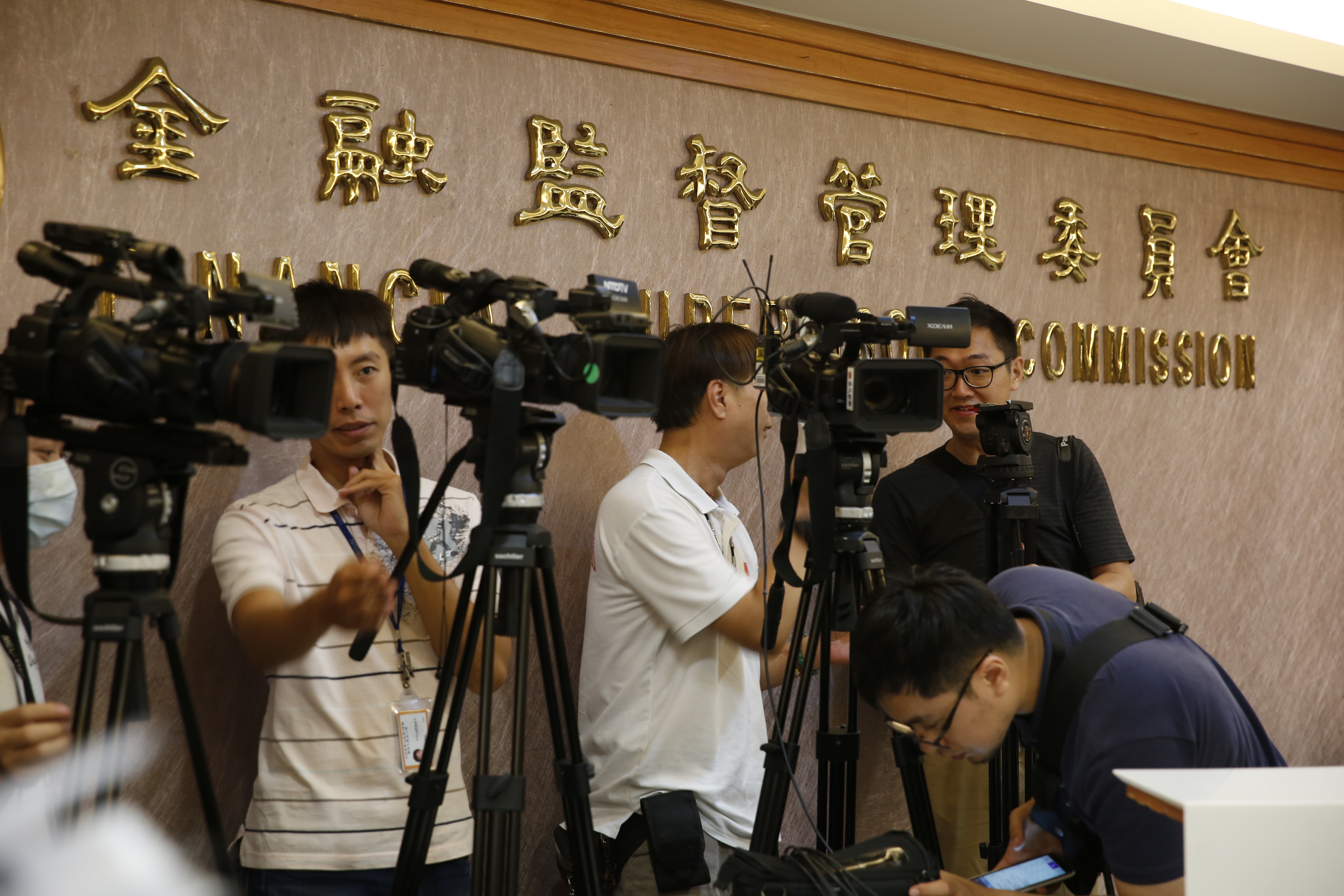 股市太熱,連帶券商系統負荷出包。最高罰款達200萬元。