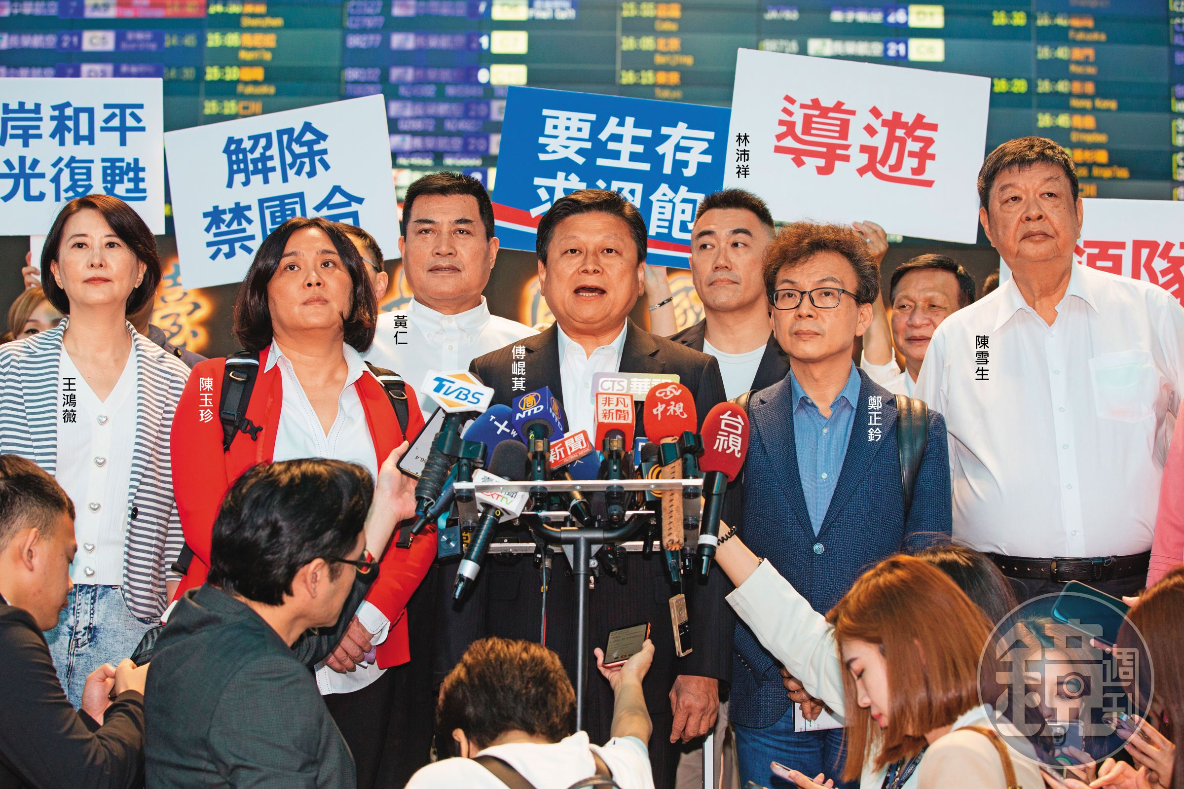 傅崐萁開議期間率16位藍委出訪北京挨酸「蹺課」,大動作在機場開記者會駁斥。