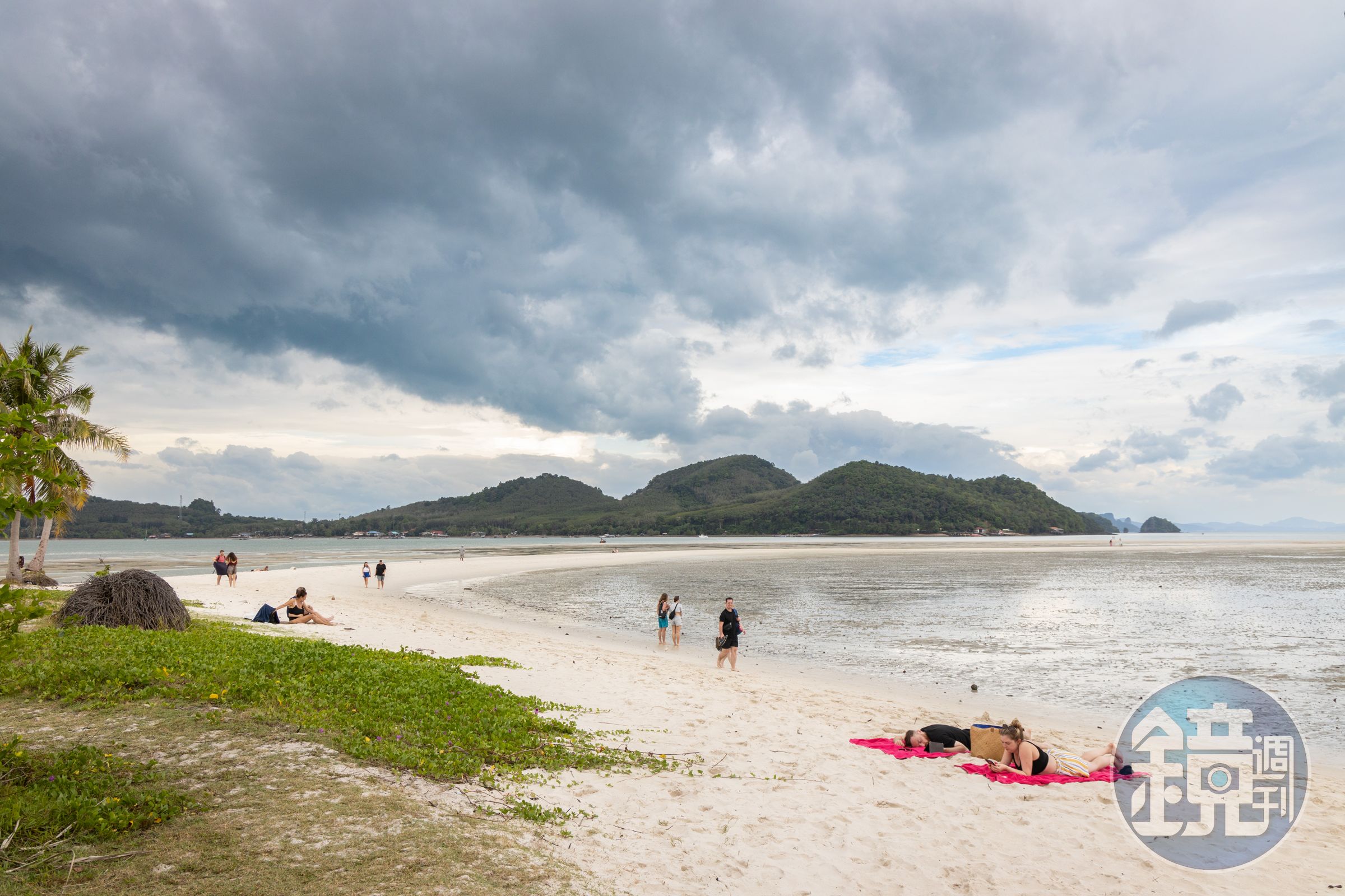 觀光客在旁邊就地日光浴。