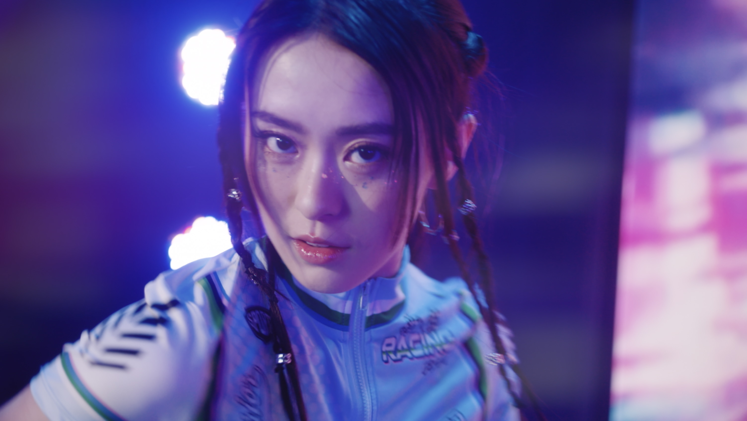邱偲琹演出遭人威脅的偶像。(樂波時代提供)