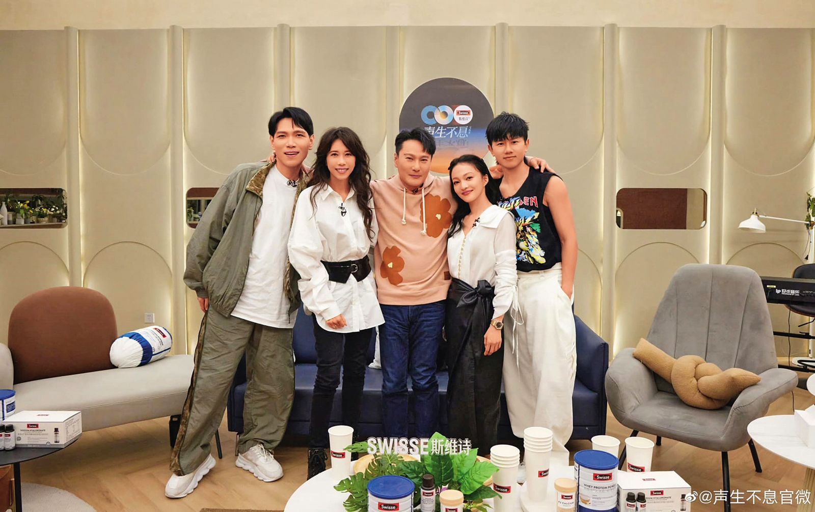 楊宗緯（左一）在《聲生不息寶島季》屬於張信哲戰隊成員，重新演繹李宗盛的〈山丘〉獲得好評。右起張杰、張韶涵、張信哲、莫文蔚。（翻攝自聲生不息寶島季微博）