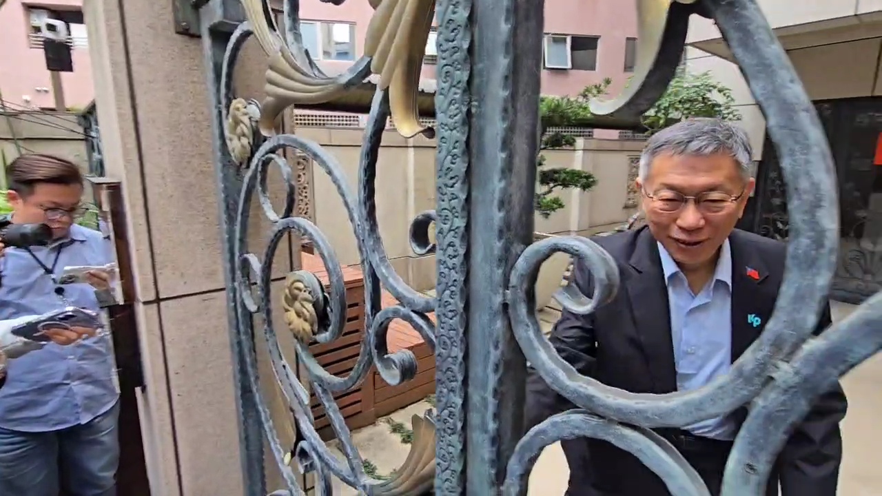 柯文哲離開家門,也透露柯媽近況。