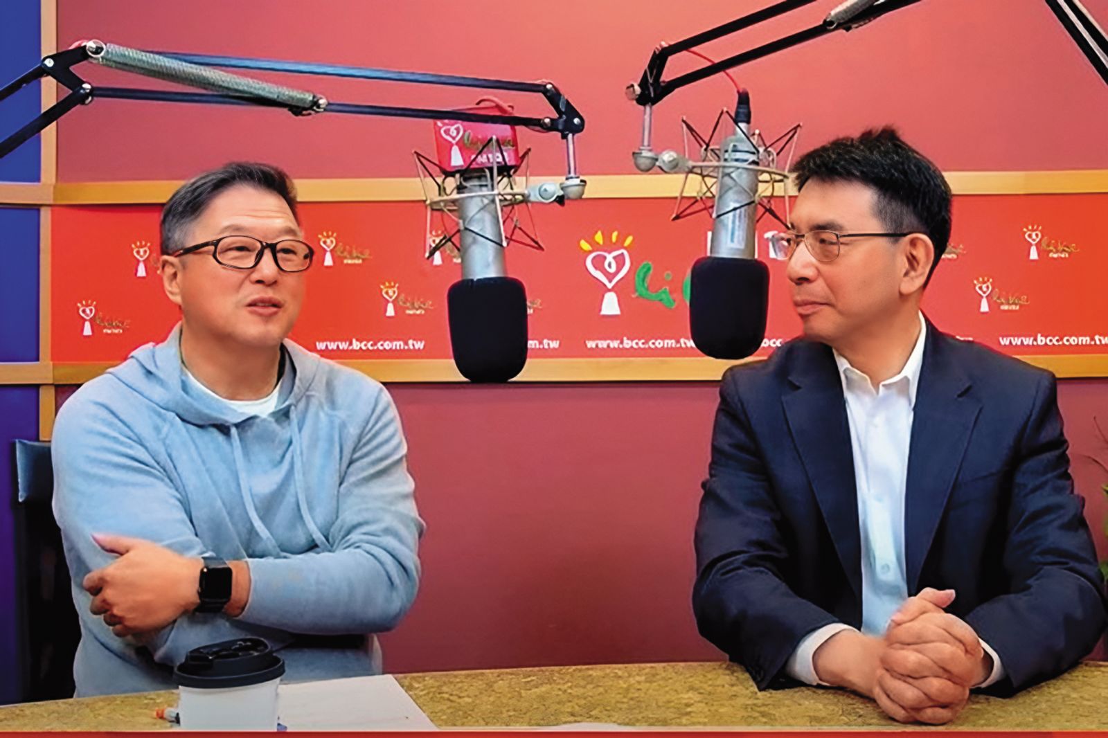 劉寶傑（右）去年曾上王偉忠（左）廣播節目，分享自己24年前長腫瘤開刀過往。（圖／翻攝自中廣流行網 Youtube）
