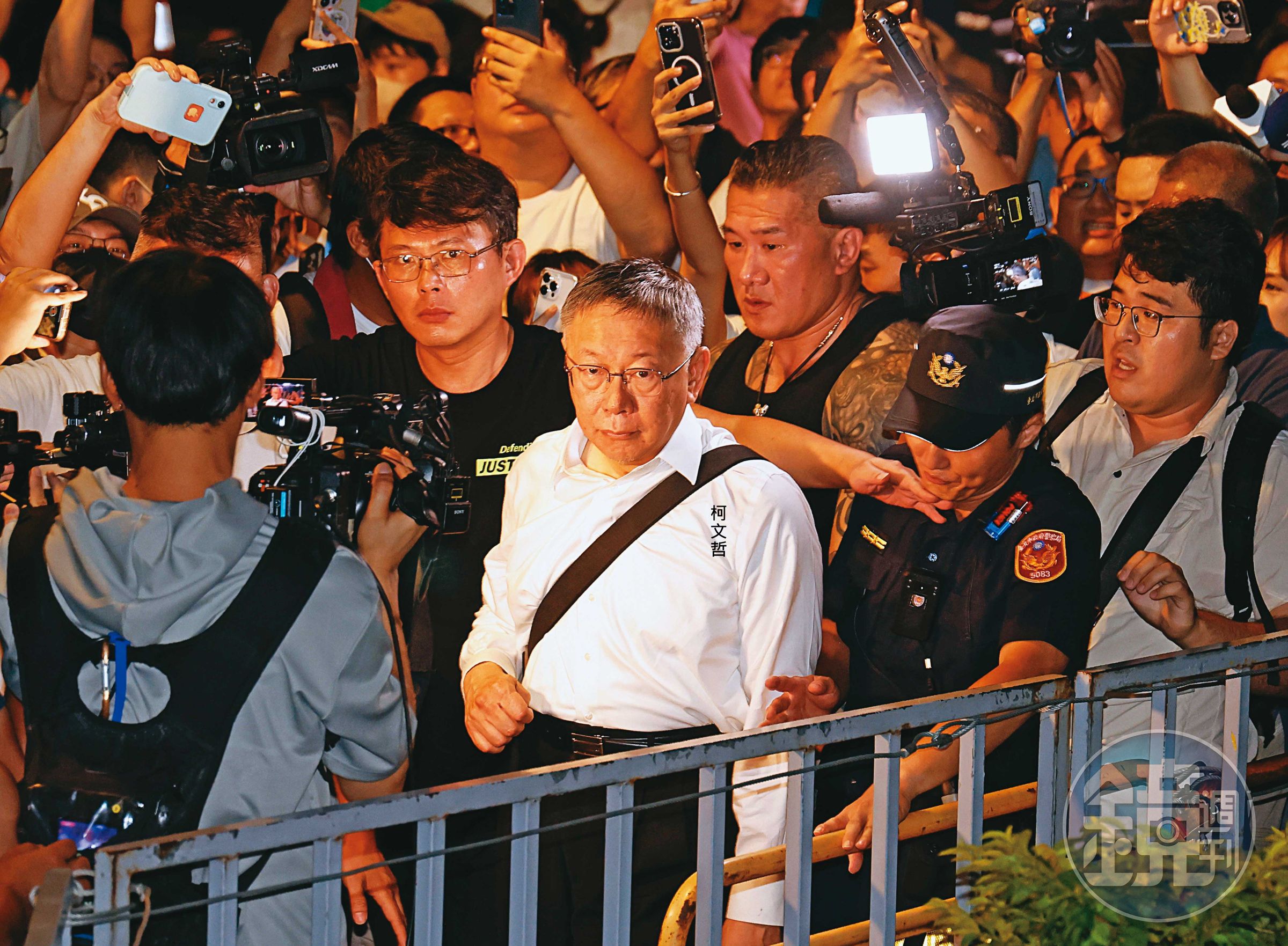 民眾黨主席柯文哲涉貪遭聲押,2日獲台北地院裁定無保請回,讓支持者相當激動。