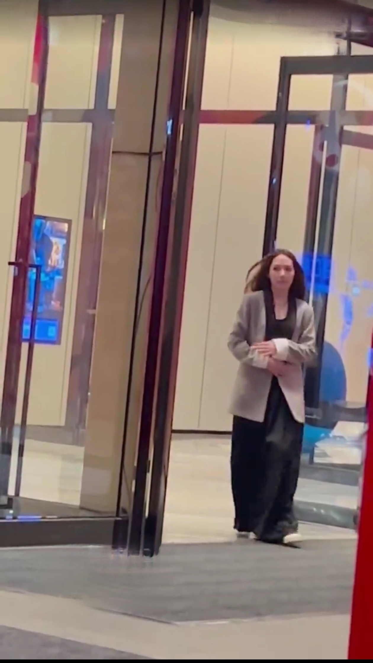向佐上《無限超越班》,老婆郭碧婷則出現長沙的浪姐錄製場地,疑似參與了《浪姐5》。(微博圖片)