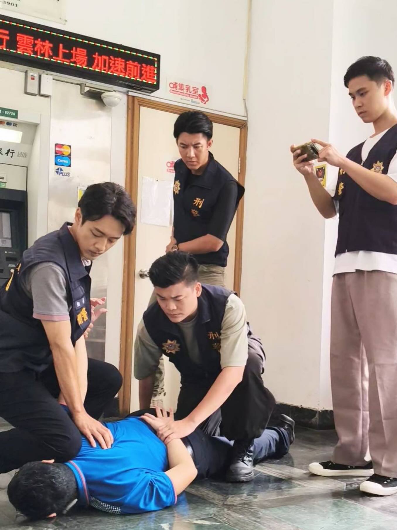 吳政勳（左1）在電影《農曆三月二十三）中詮釋正義刑警，原型是雲林北港分局刑事隊長。（吳政勳IG）