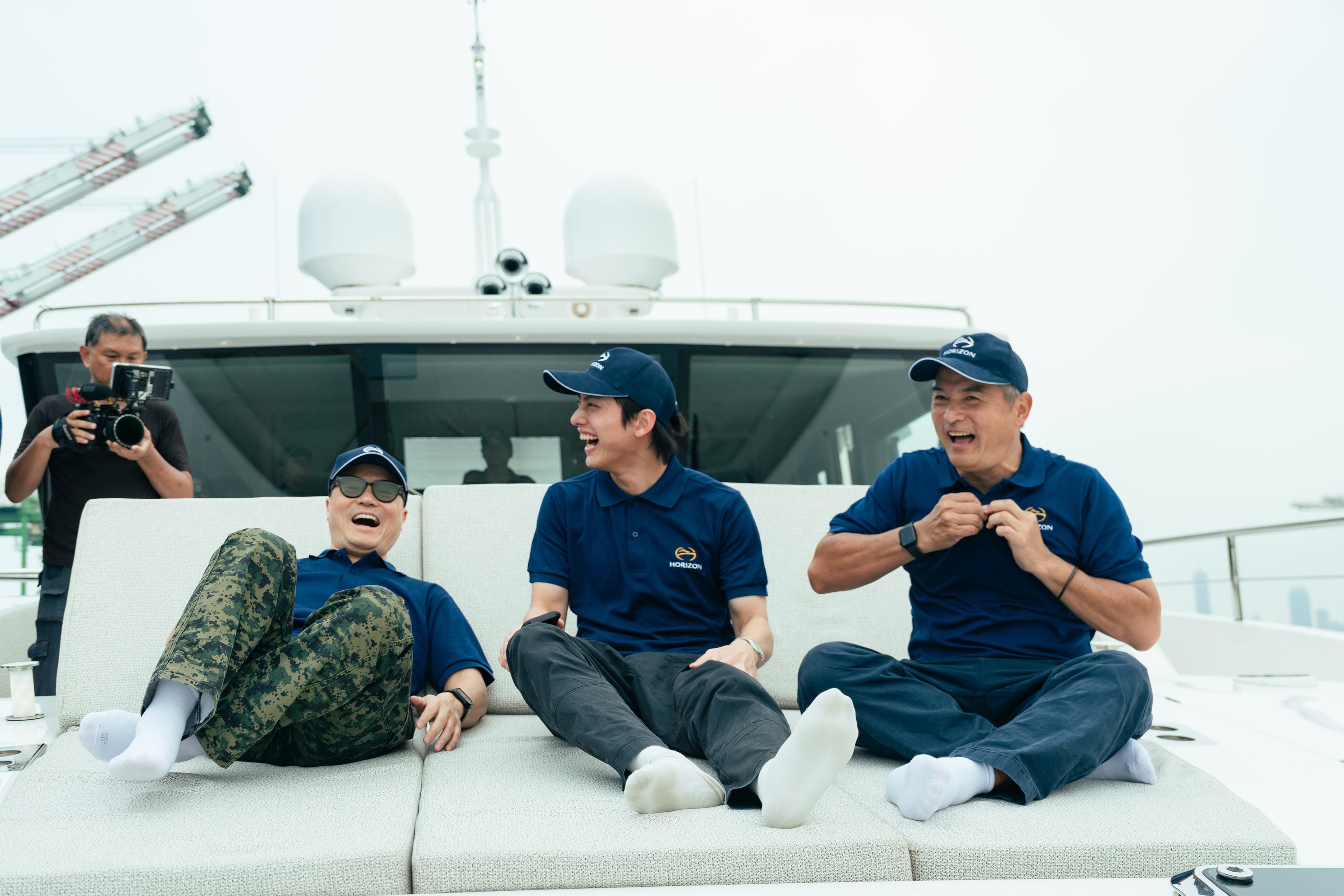 李銘順、李銘忠兄弟與范少勳一起出外景。（公視提供）