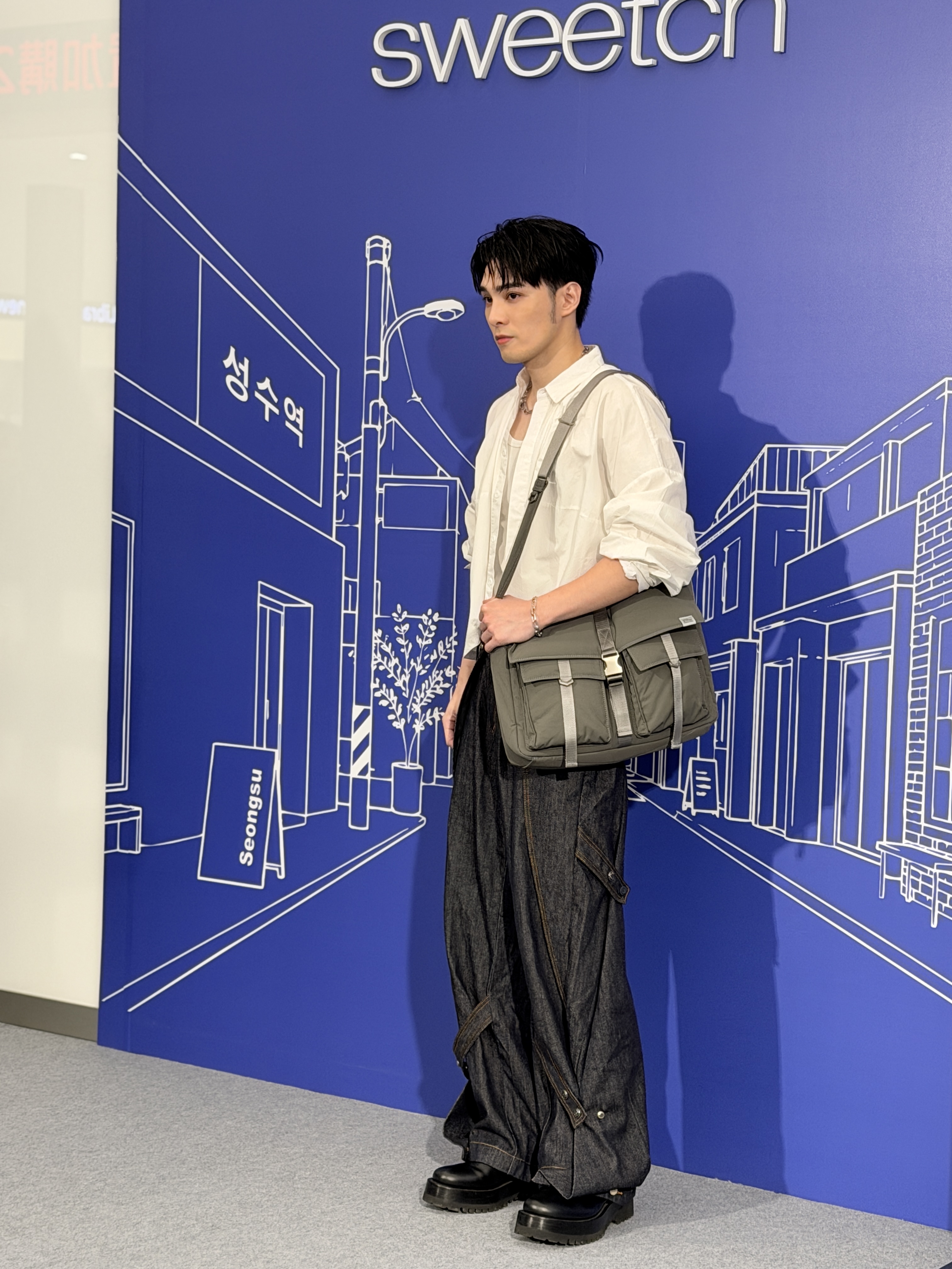 黃偉晉形容自己是喜歡帶非常多東西出門的人,所以在外一定會帶大包包。(陳慧明攝)