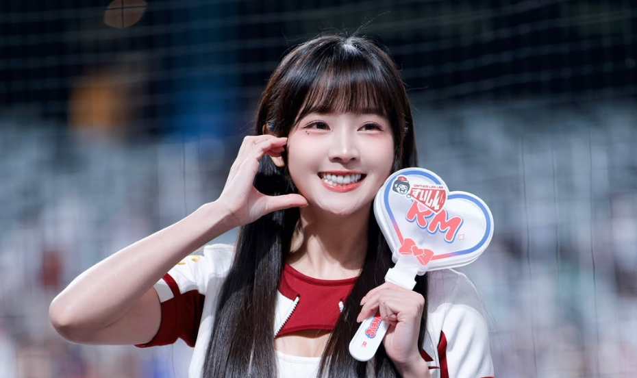 現任樂天桃猿推進隊長籃籃,喜獲「2026全球百大美女」提名。(翻攝自IG@lan0716)